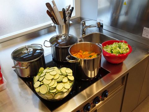 The new kitchen at the St. Leonhard daycare centre and the seasonal weekly menu plan of the nursery